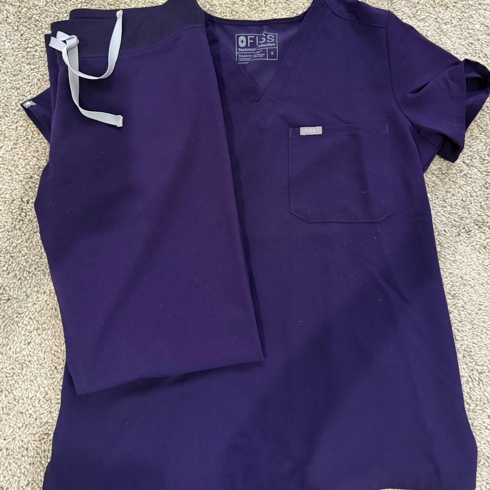 Figs purple scrub set in size small